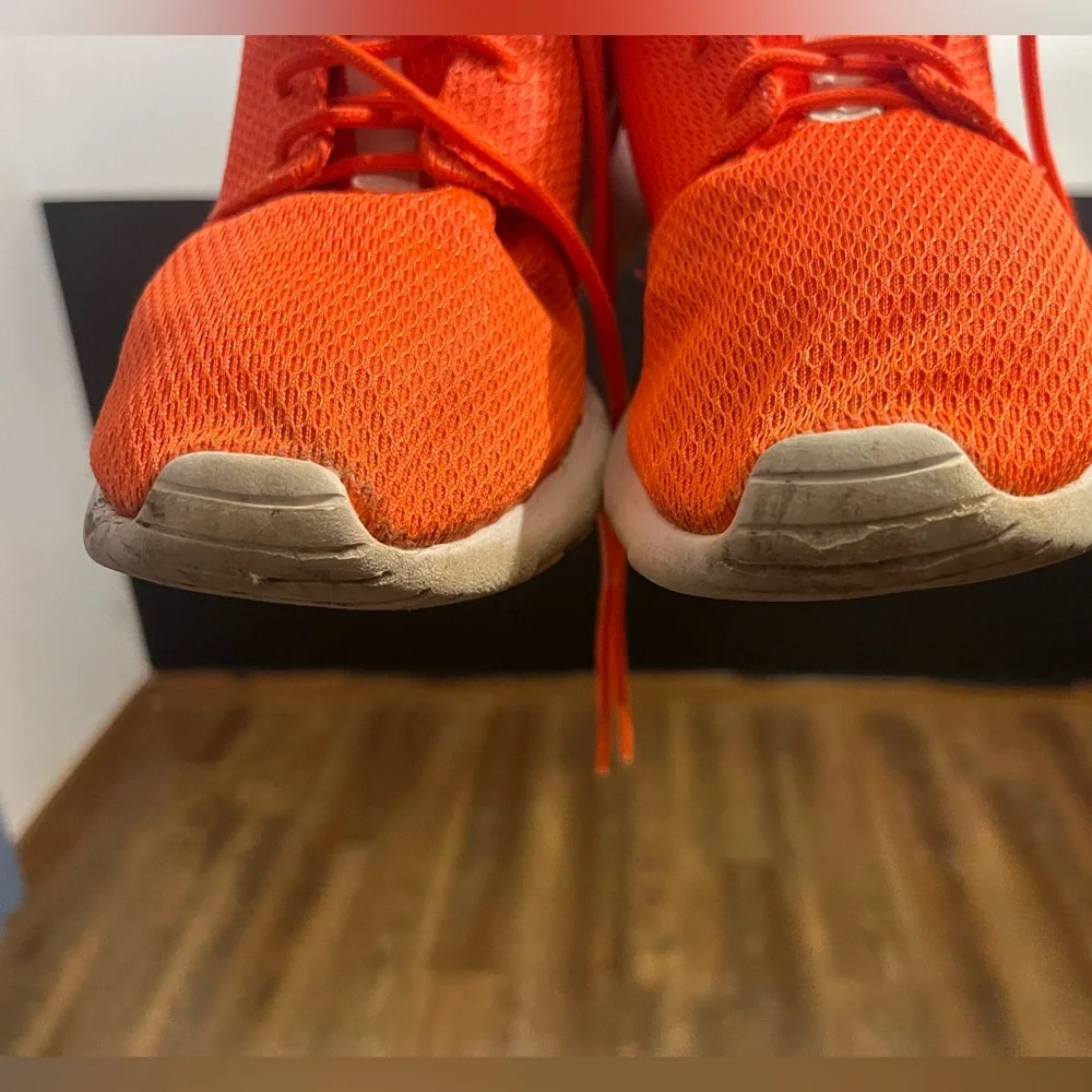 NIKE Roshe Orange Athletic Shoes Women 7
